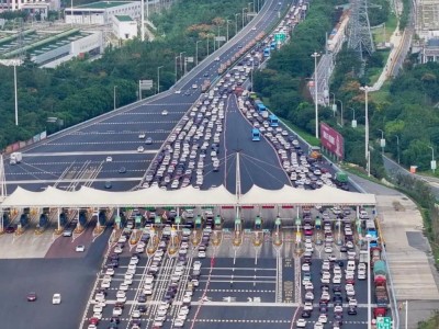 高速上演预判式拥堵！网友：“大聪明”堵成“鸳鸯锅”，服务区全是“泡面人”